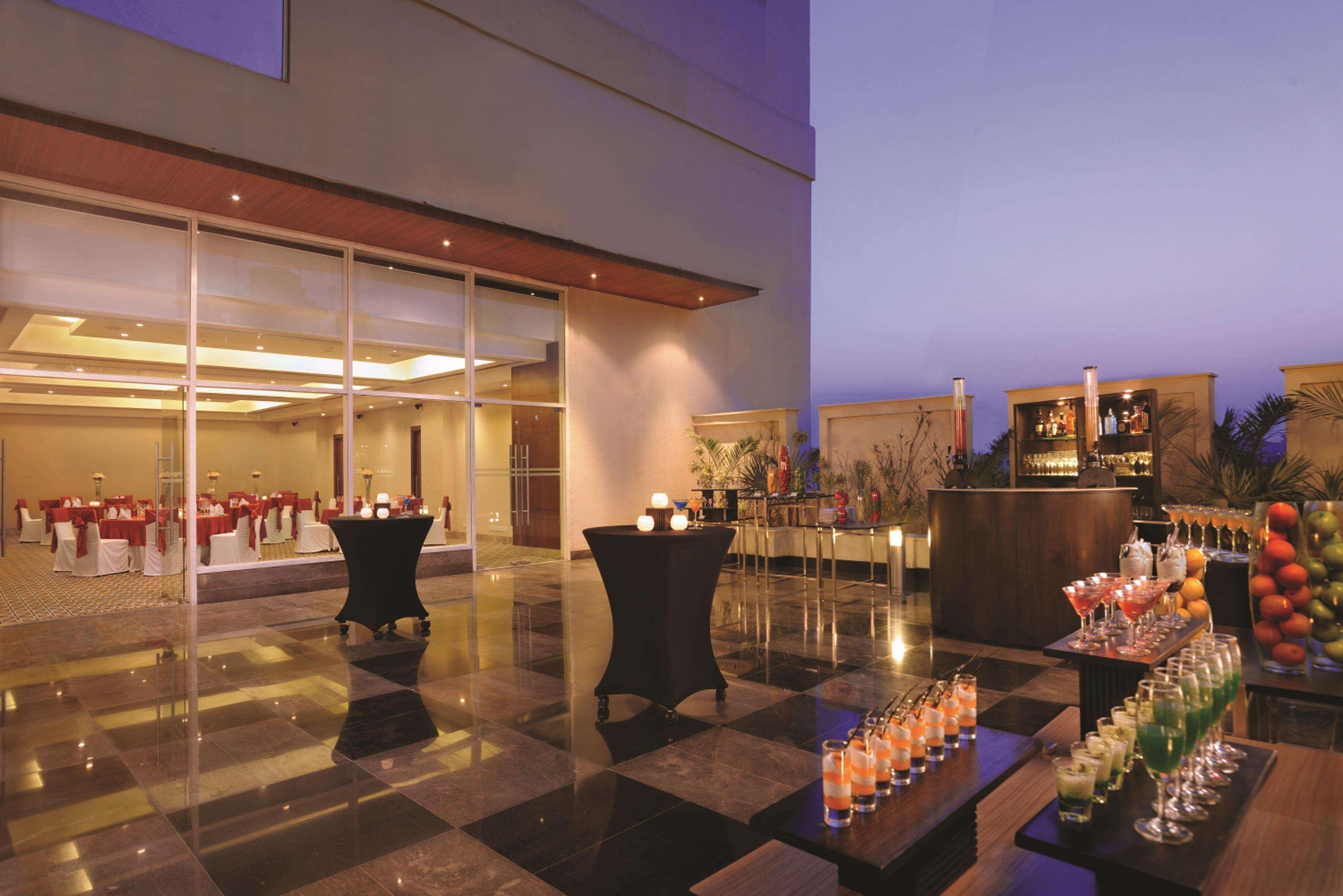 Hotel Doubletree By Hilton Gurgaon New Delhi Ncr Exterior foto