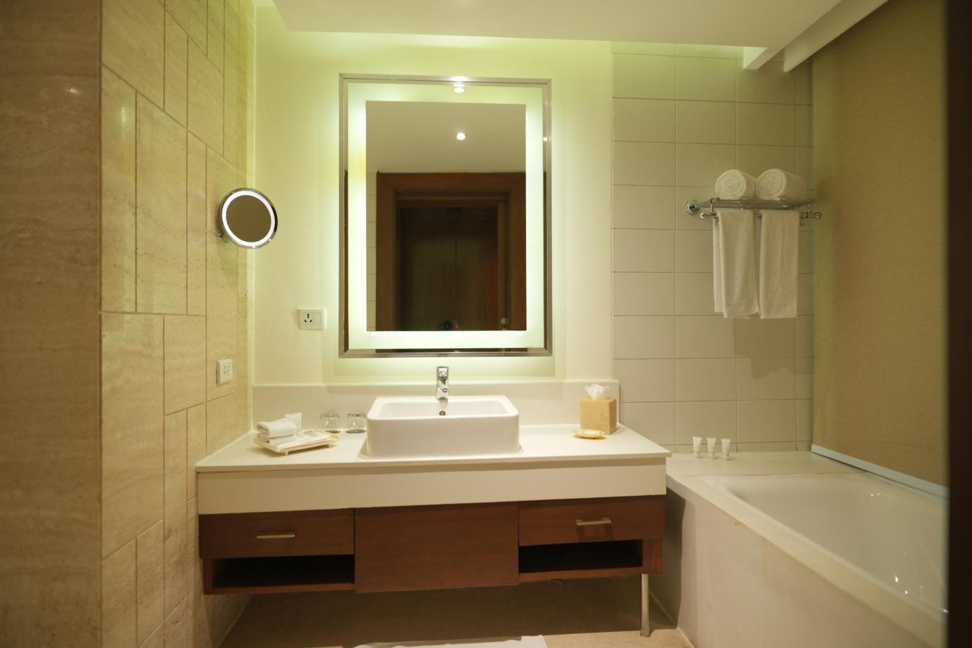 Hotel Doubletree By Hilton Gurgaon New Delhi Ncr Exterior foto